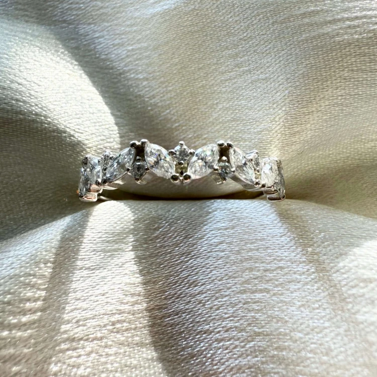 Ring mit Moissaniten 1ct Marquiseschliff und Brillantschliff – Celestia 14k Gold