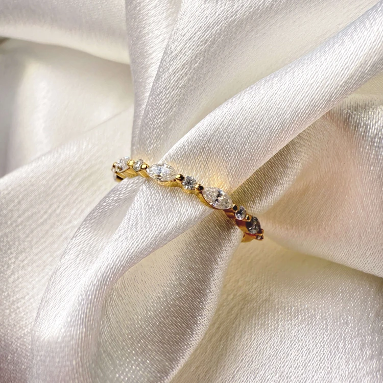 ring-mit-moissaniten-0-59ct-marquise-und-brillantschliff-nahaufnahme-gelbgold-lucy-hariets.JPG