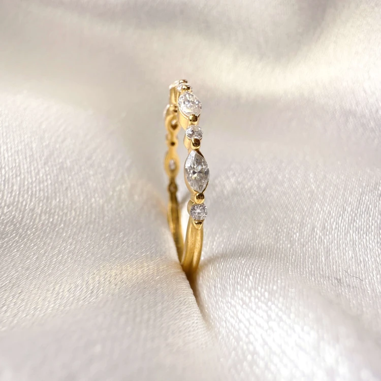 ring-mit-moissaniten-0-59ct-marquise-und-brillantschliff-nahaufnahme-seite-gelbgold-lucy-hariets.JPG