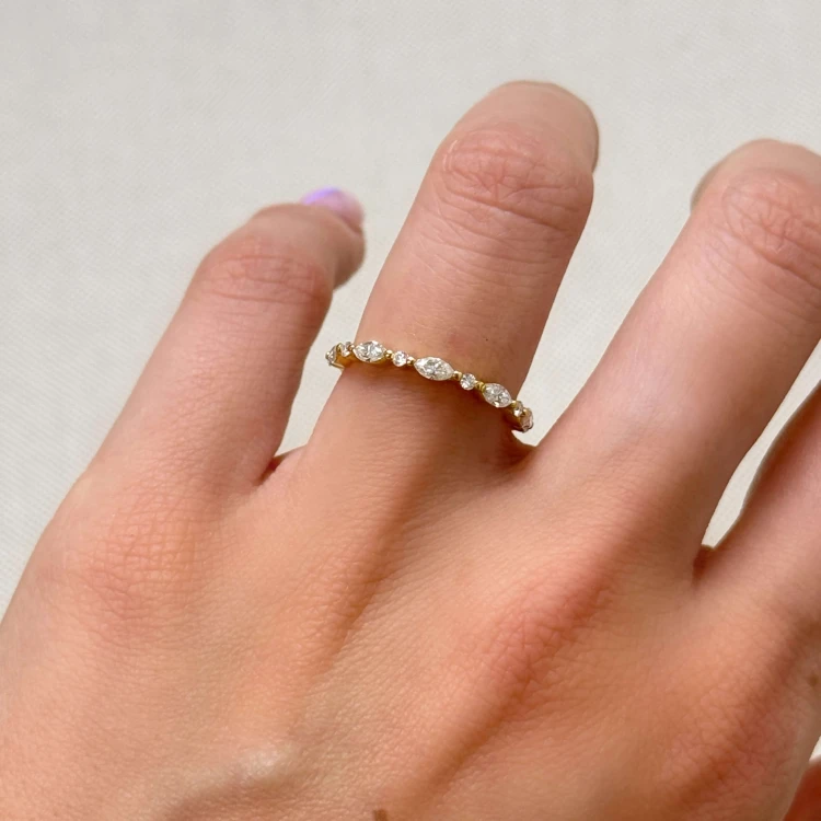 ring-mit-moissaniten-0-59ct-marquise-und-brillantschliff-am-finger-nahaufnahme-gelbgold-lucy-hariets.JPG