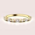 ring-mit-moissaniten-0-59ct-marquise-und-brillantschliff-gelbgold-lucy-hariets.jpg