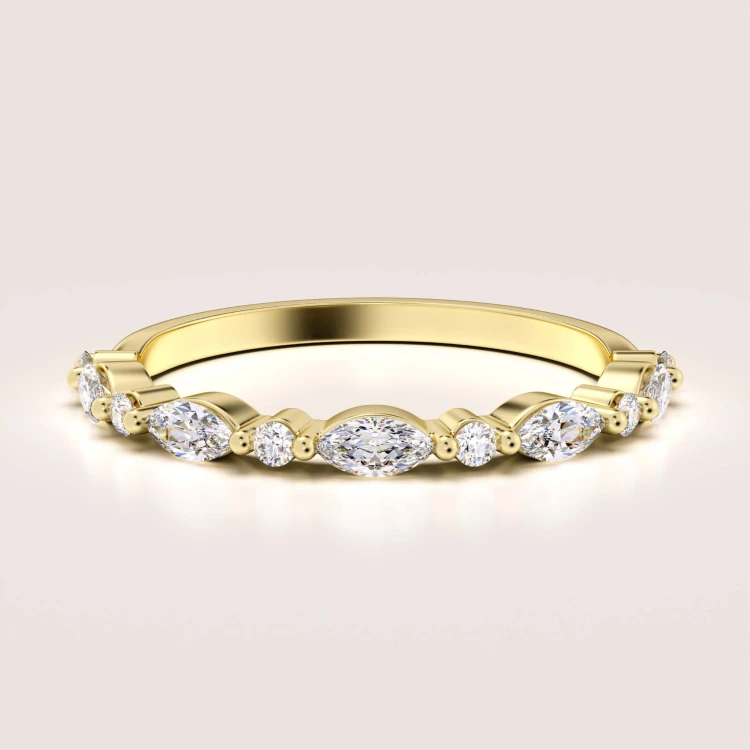 ring-mit-moissaniten-0-59ct-marquise-und-brillantschliff-gelbgold-lucy-hariets.jpg