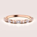 ring-mit-moissaniten-0-59ct-marquise-und-brillantschliff-roségold-lucy-hariets.jpg
