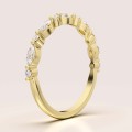 ring-mit-moissaniten-0-59ct-marquise-und-brillantschliff-seite-gelbgold-lucy-hariets.jpg