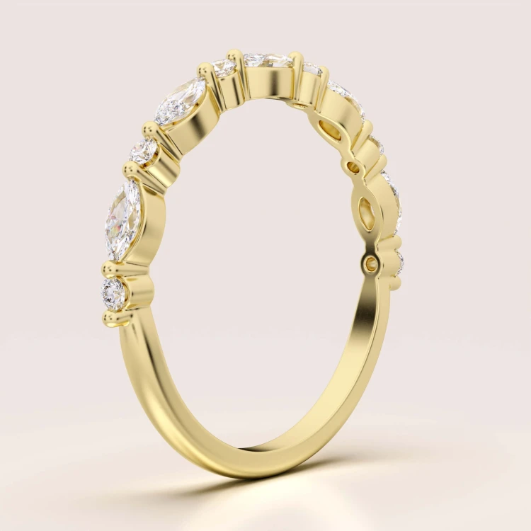 ring-mit-moissaniten-0-59ct-marquise-und-brillantschliff-seite-gelbgold-lucy-hariets.jpg