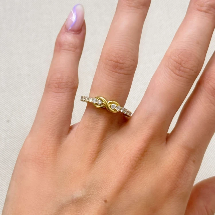 ring-mit-moissaniten-schleife-brillantschliff-getragen-gelbgold-infinity-bow-hariets.JPG
