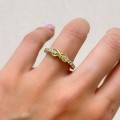 ring-mit-moissaniten-schleife-brillantschliff-getragen-seite-gelbgold-infinity-bow-hariets.JPG