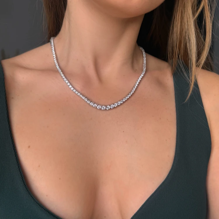 tennis-halskette-mit-moissaniten-3mm-verstellbar-silber-an-modell-hariets.jpg