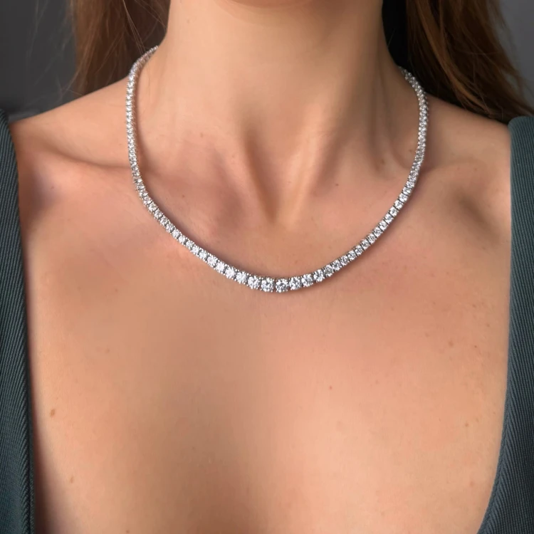 tennis-halskette-mit-moissaniten-3mm-verstellbar-silber-an-modell-hariets.jpg