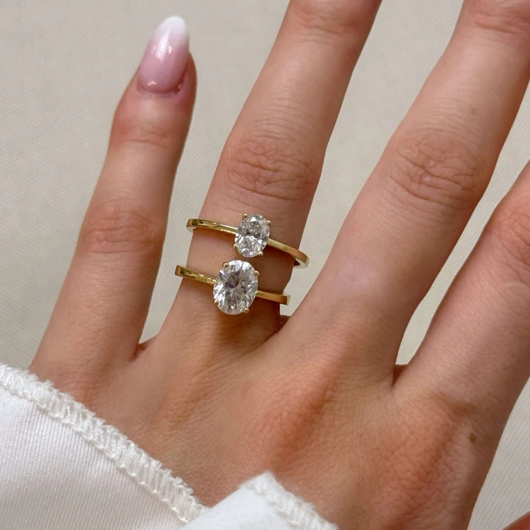 verlobungsring-solitaire-astra-moissanit-1ct-ovalschliff-am-finger-vergleich-gelbgold-hariets.jpg