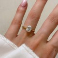 verlobungsring-solitaire-astra-labordiamant-2ct-ovalschliff-am-finger-gelbgold-hariets.jpg