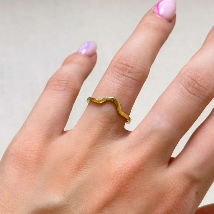 ring-curve-am-finger-gelbgold-aurea-hariets.JPG