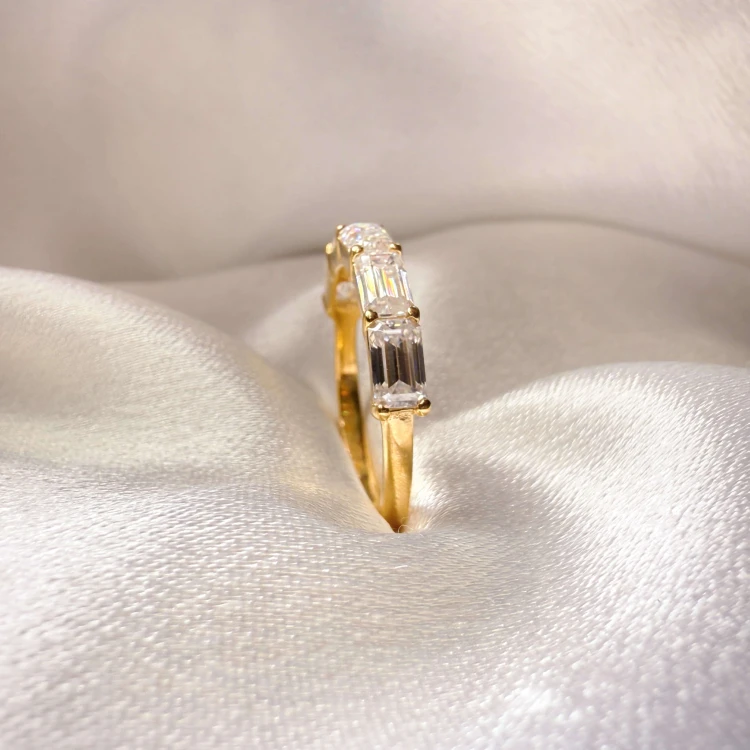 ring-mit-fuenf-moissaniten-2ct-smaragdschliff-naehaufnahme-gelbgold-esmera-hariets.JPG