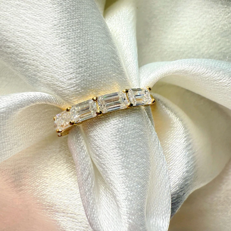 ring-mit-fuenf-moissaniten-2ct-smaragdschliff-naehaufnahme-seite-gelbgold-esmera-hariets.JPG