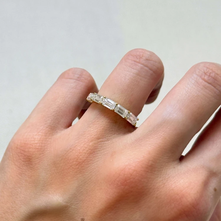 ring-mit-fuenf-moissaniten-2ct-smaragdschliff-am-finger-naehaufnahme-gelbgold-esmera-hariets.JPG