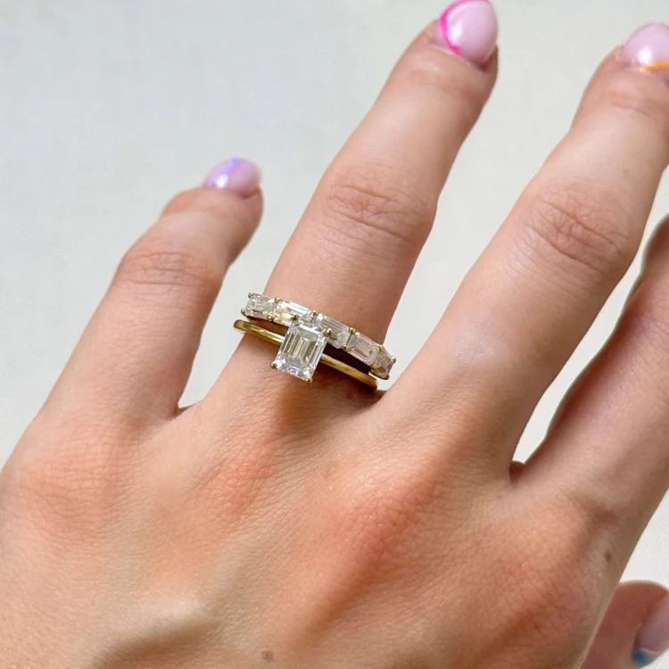 ring-mit-fuenf-moissaniten-2ct-smaragdschliff-am-finger-komplettes-inspirationsset-gelbgold-esmera-hariets.JPG