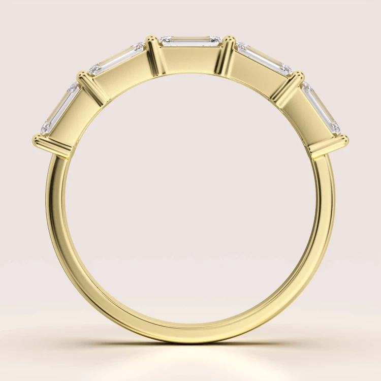 ring-mit-fuenf-moissaniten-2ct-smaragdschliff-front-gelbgold-esmera-hariets.jpg