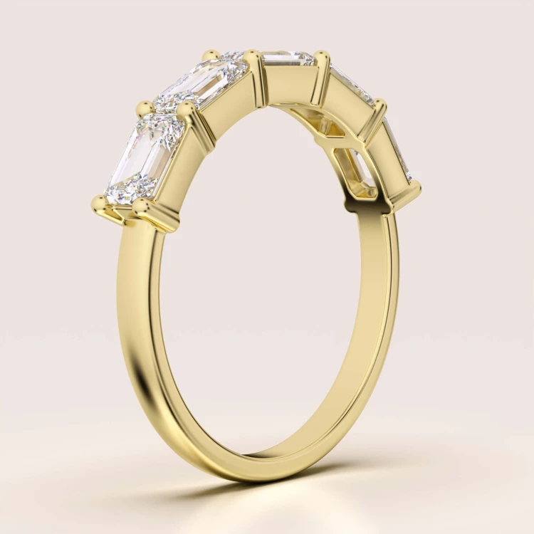 ring-mit-fuenf-moissaniten-2ct-smaragdschliff-seite-gelbgold-esmera-hariets.jpg