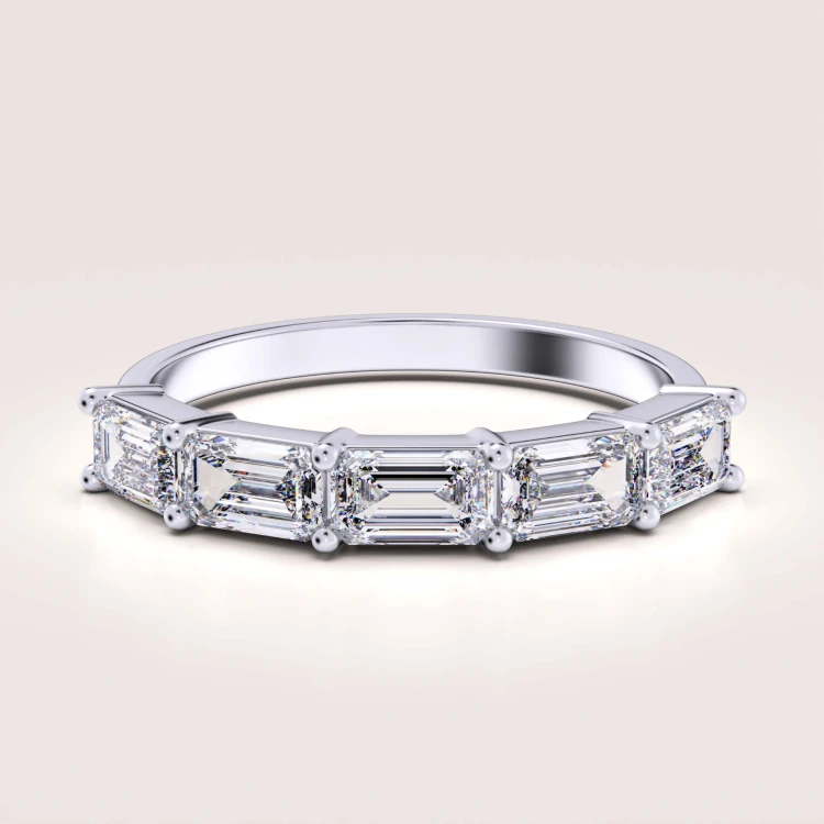 ring-mit-fuenf-moissaniten-2ct-smaragdschliff-weissgold-esmera-hariets.jpg