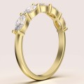 ring-mit-fuenf-moissaniten-1-5ct-oval-schliff-seite-gelbgold-ovalia-hariets.jpg