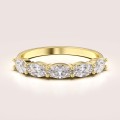 ring-mit-fuenf-moissaniten-1-5ct-oval-schliff-gelbgold-ovalia-hariets.jpg