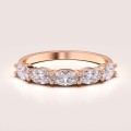 ring-mit-fuenf-moissaniten-1-5ct-oval-schliff-roségold-ovalia-hariets.jpg