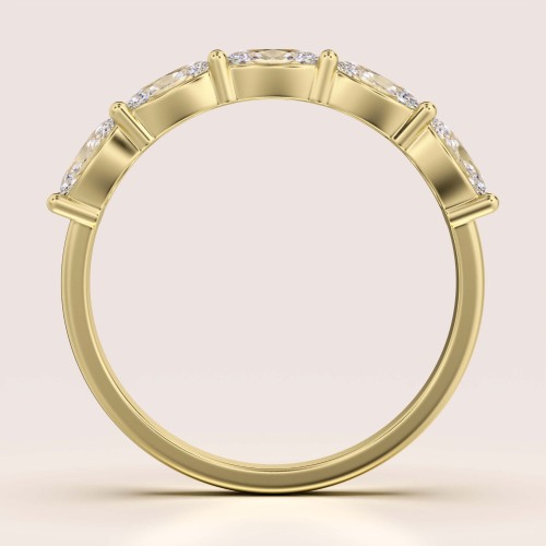 ring-mit-fuenf-moissaniten-1-5ct-oval-schliff-front-gelbgold-ovalia-hariets.jpg