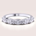 ring-mit-fuenf-moissaniten-1-5ct-oval-schliff-weissgold-ovalia-hariets.jpg