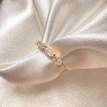 ring-mit-fuenf-moissaniten-1-5ct-oval-schliff-nahaufnahme-gelbgold-ovalia-hariets.JPG