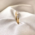 ring-mit-fuenf-moissaniten-1-5ct-ovalschlif-nahaufnahme-seite-gelbgold-ovalia-hariets.JPG