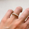 ring-mit-fuenf-moissaniten-1-5ct-ovalschlif-am-finger-nahaufnahme-gelbgold-ovalia-hariets.JPG