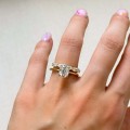 ring-mit-fuenf-moissaniten-1-5ct-ovalschlif-am-finger-komplettes-inspirationsset-gelbgold-ovalia-hariets.JPG