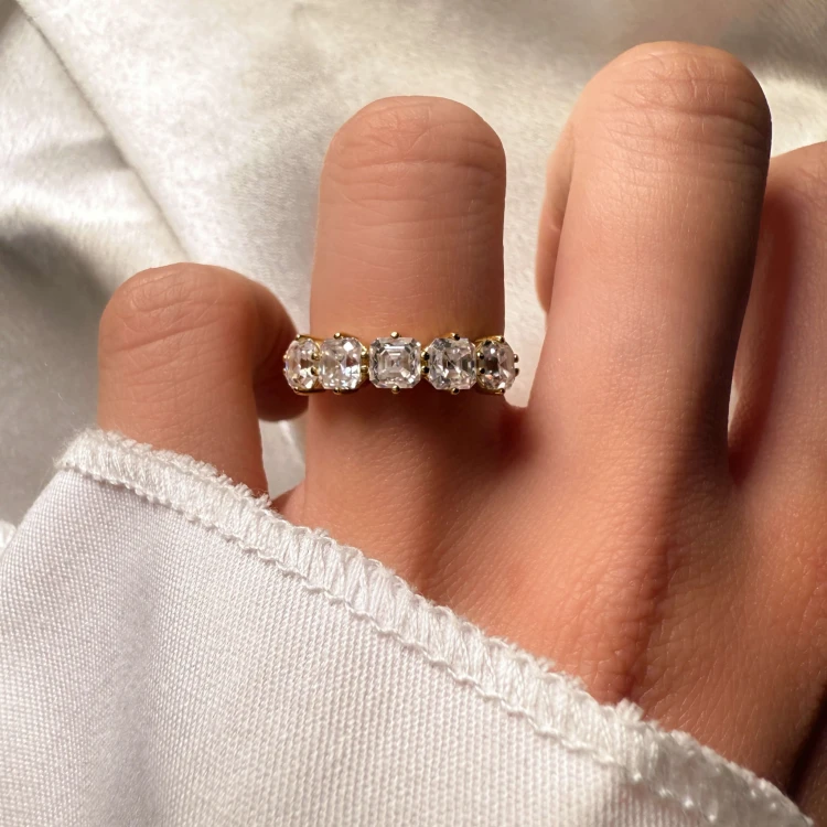 ring-mit-fuenf-moissaniten-asscherschliff-am-finger-nahaufnahme-gelbgold-lidia-hariets.JPG