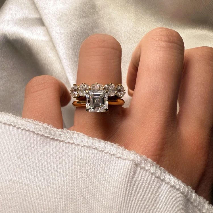 ring-mit-fuenf-moissaniten-asscherschliff-am-finger-komplettes-inspirationsset-gelbgold-lidia-hariets.JPG