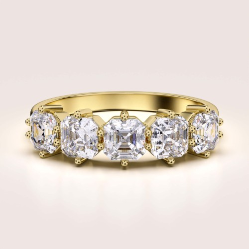 ring-mit-fuenf-moissaniten-asscherschliff-gelbgold-lidia-hariets.jpg