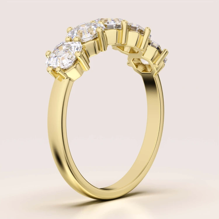 ring-mit-fuenf-moissaniten-asscherschliff-seite-gelbgold-lidia-hariets.jpg