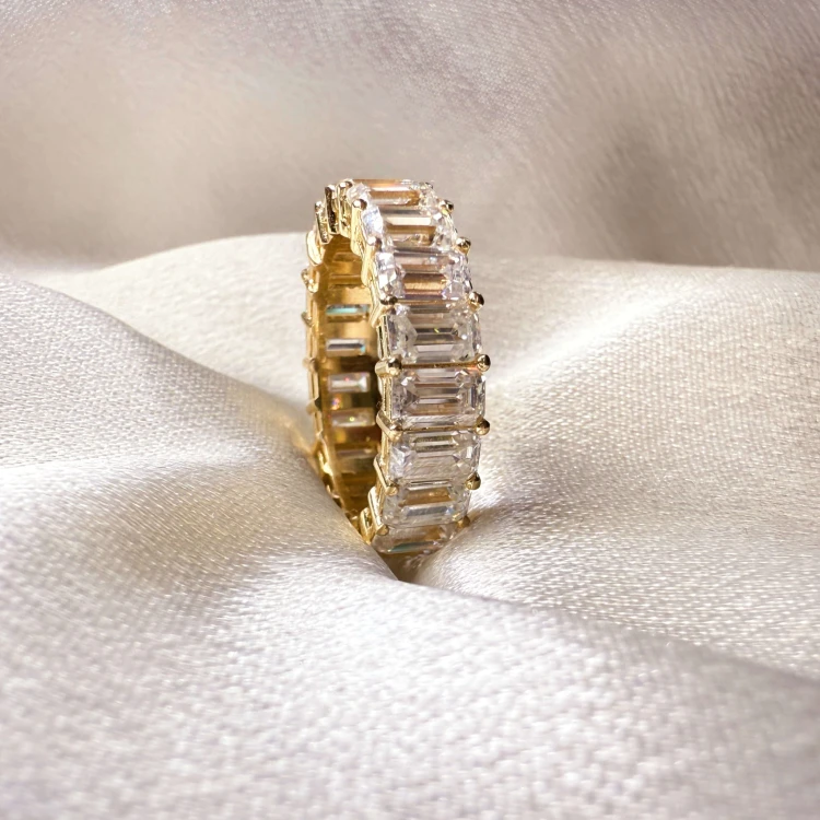 ehering-eternity-mit-moissaniten-smaragdschliff-seitenansicht-nahaufnahme-gelbgold-hariets.JPG