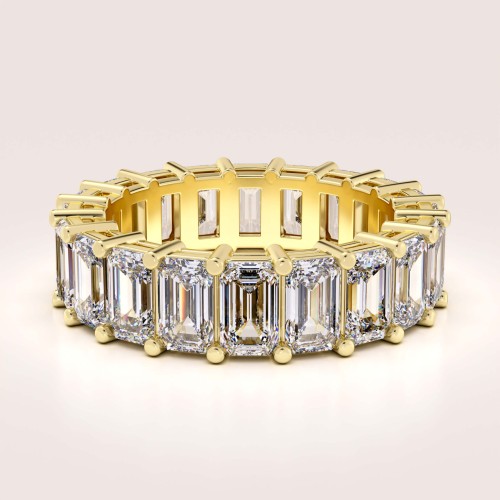 Ehering-eternity-mit-moissaniten-smaragdschliff-gelbgold-hariets.jpg