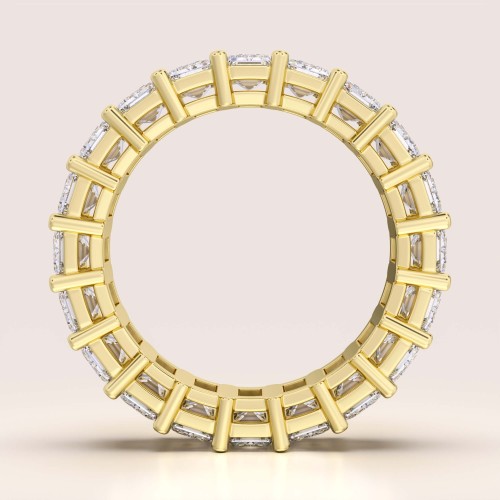 ehering-eternity-mit-moissaniten-smaragdschliff-front-gelbgold-hariets.jpg