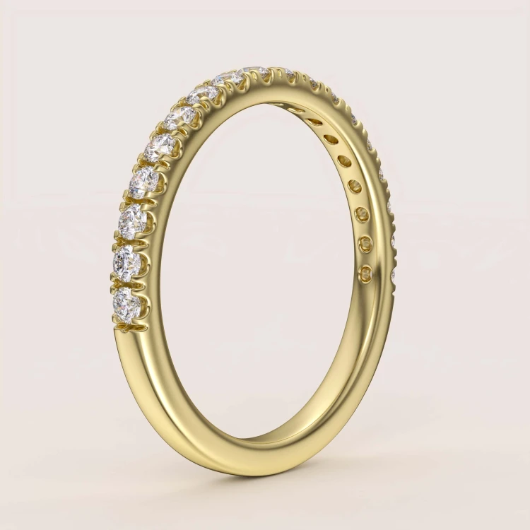 trauring-mit-moissanit-0-27ct-brillantschliff-seite-gelbgold-harmony-hariets.jpg
