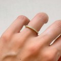 trauring-mit-moissanit-0-27ct-brillantschliff-am-finger-seite-gelbgold-harmony-hariets.jpg