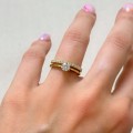 trauring-mit-moissanit-0-27ct-brillantschliff-am-finger-set-gelbgold-harmony-hariets.jpg
