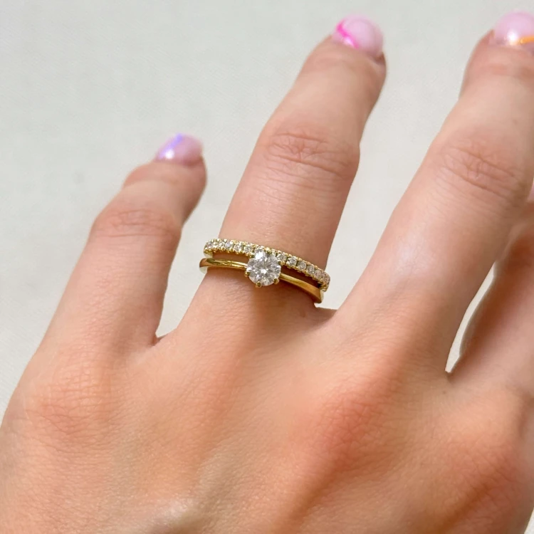 trauring-mit-moissanit-0-27ct-brillantschliff-am-finger-set-gelbgold-harmony-hariets.jpg
