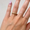 trauring-mit-moissanit-0-27ct-brillantschliff-am-finger-gelbgold-harmony-hariets.jpg