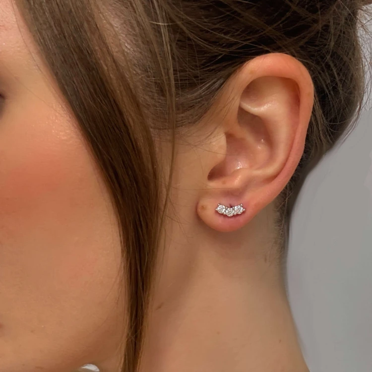 ohrstecker-mit-moissanit-trigem-am-ohr-hariets.jpg
