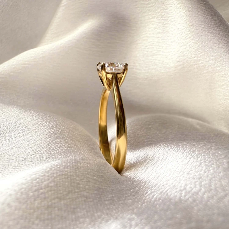verlobungsring-solitaire-louise-labordiamant-1ct-brillantschliff-nahaufnahme-seite-gelbgold-hariets.jpg