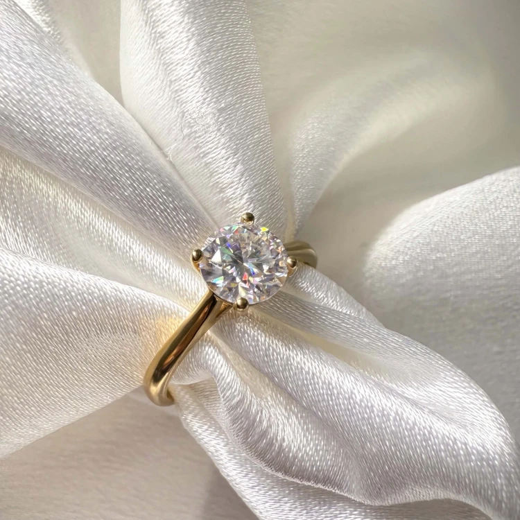verlobungsring-solitaire-louise-labordiamant-1ct-brillantschliff-nahaufnahme-front-gelbgold-hariets.jpg