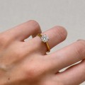 verlobungsring-solitaire-louise-labordiamant-1ct-brillantschliff-am-finger-seite-gelbgold-hariets.JPG