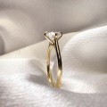 verlobungsring-solitaire-aura-labordiamant-0-5ct-brillantschliff-gelbgold-nahaufnahme-seite-hariets.jpg