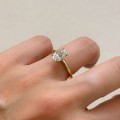 verlobungsring-solitaire-lumiere-labordiamant-1-5ct-birnenschliff-am-finger-gelbgold-hariets.JPG
